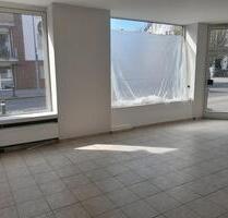 Helles Eck-Ladenlokal an Hauptverkehrsstraße in Herten