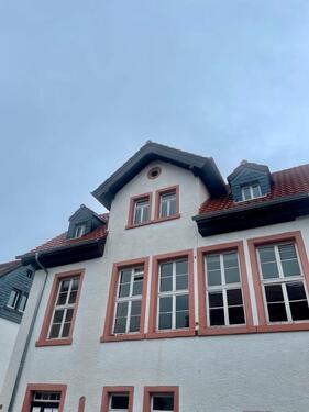 Foto - Altes sanierungsbedürftiges Schulhaus in Beedenkirchen