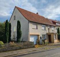 Sanierungsbedürftiges Wohnhaus mit großem Grundstück, Garage und - Neuental