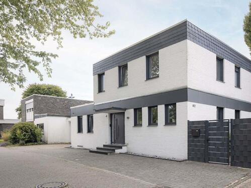 Foto - Freistehendes Einfamilienhaus mit Einliegerwhg, Garten, PV-Anlage