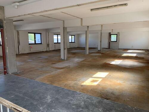 Foto - Lagerfläche auf 2 Ebenen mit Parkplätzen zusammen oder getrennt vermietbar