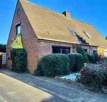 Doppelhaushälfte mit Potenzial und Wohfühlgarten - Büdelsdorf