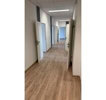 Moderne Büroetage mit Lager und 4 Stellplätzen zu vermieten - Chemnitz