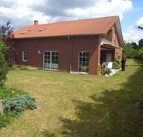 Haus mit Halle in Barntrup - 470.000,00&nbsp;EUR Kaufpreis, ca.&nbsp; 180,00&nbsp;m&sup2; in Barntrup (PLZ: 32683)