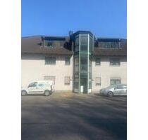 Helle 2-Zimmer-Eigentumswohnung mit Balkon in zentraler Lage. - Wissen