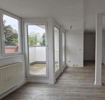 Kleine DG-Wohnung mit Einbauküche und Balkon zu vermieten! - Zwickau Zwickau-West