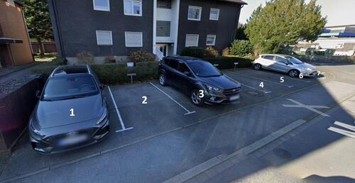 Foto - gepflegter Stellplatz vor Mehrfamilienhaus in Marten