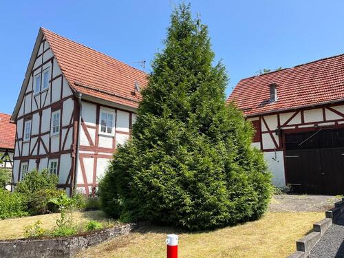 Foto - Schönes Fachwerkhaus mit Scheune in Nentershausen Hessen.