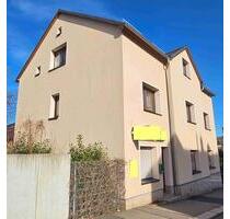 Mehrfamilienhaus mit Nebengebäude und 2 Garagen - Stollberg (Erzgebirge)