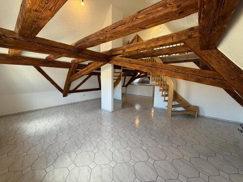 Foto - Sanierte 4-Zimmer-Dachgeschoss-Wohnung mit Sichtbalken, Designbad und Gartenoption