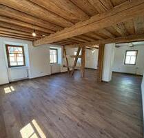 Sanierte 4-Zimmer-Wohnung mit Sichtbalken, Designbad und Gartenoption - Lonnerstadt