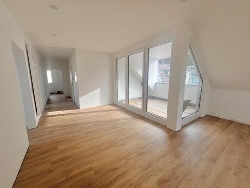 Foto - Kernsanierte 4,5-Zimmer-DG-Wohnung mit Dachbalkon