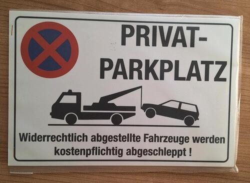 Foto - Schild Privat Parkplatz - 8,00 EUR Kaltmiete,