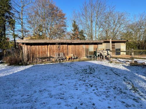 Foto - Offenstall mit elektr. Heuraufe, Koppel und Reitplatz