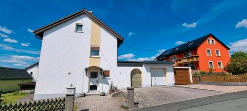Foto - freistehendes Einfamilienhaus mit Garage