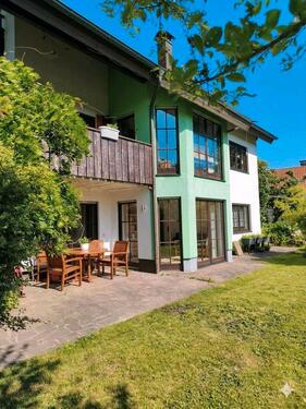 Foto - Haus freistehend, Familienidylle, PV-Anlage, Kamin