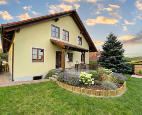 Foto - Helle Erdgeschoss-Wohnung mit großem Garten & Kachelofen