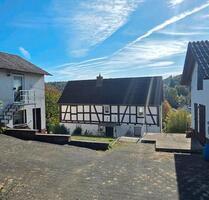 Fachwerkhaus mit Garten, Doppelgarage & Stall - Lohra