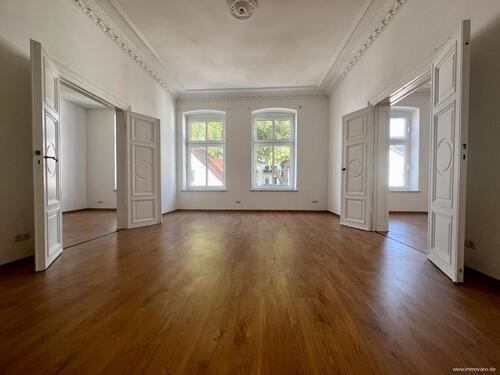 Foto - Büro- oder Praxisfläche mit 7-Zimmern, großer verglaster Loggia, Fußbodenheizung & Gäste-WC.