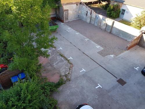 Foto - Stellplatz auf durch Sektionaltor gesichertem Grundstück