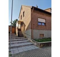 Geräumige Doppelhaushälfte mit großem Garten in ruhiger Lage von Düren-Merken – sofort bezugsfrei