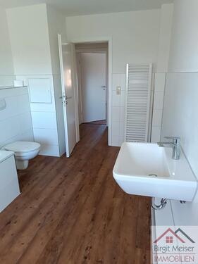 Foto - Sofortbezug in komplett renovierte 3-Raum-Dachgeschoss-Wohnung mit teilweiser Neuausstattung, kaum Schrägen