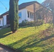 freistehender Bungalow am Ortsrand mit Garten und Wiesenflächen - Bausendorf