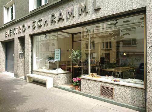 Foto - Arbeitsplatz in kleiner Bürogemeinschaft