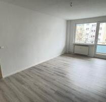 SCHÖNE 3 RAUM WOHNUNG MIT BALKON U. BADEWANNE IN NEUBRANDENBURG ZU VERMIETEN