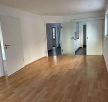 Neuwertige 3-Zimmer-EG Wohnung mit Balkon, EBK und TG-Stellplatz - Nürtingen