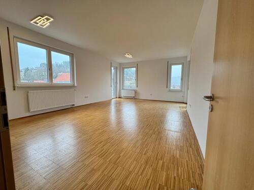 Foto - Frisch renovierte 3-Zimmer-Wohnung (74 m²), Aufzug, Loggia, TG