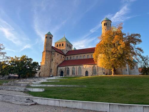 Foto - 3-Zimmer-Wohnung und Balkon mit Blick auf die Michaeliskirche