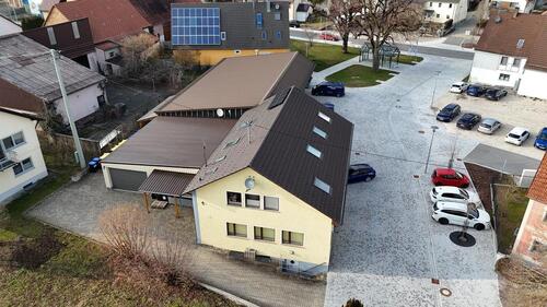 Foto - Büro im Fokus – ergänzt durch Lager & Produktion