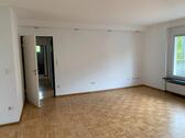 Foto - Moderne Wohnung mit großem Wohn- Essbereich, Balkon und EBK, WG
