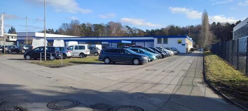 Foto - Gewerbeeinheit mit 28 Parkplätzen