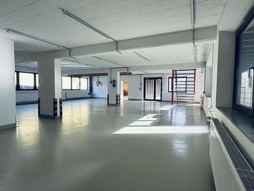 Foto - Moderne zweigeschossige Gewerbehalle Kranbahn Heimerdingen A8 A81 Anschluss