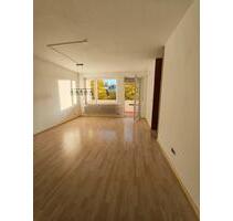 Helle 2,5-Zimmer-Wohnung mit Balkon,Garage und EBK - Böblingen