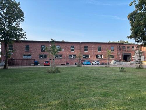 Foto - Lager Halle mit Büros, WCs, Parkplätze usw.