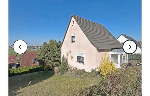 Foto - Freistehendes Einfamilienhaus mit Garage und Stellplatz