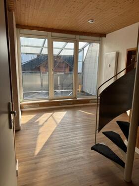 Foto - Frisch sanierte 4-Zimmer-Dachgeschosswohnung mit Einbauküche und sonniger Loggia