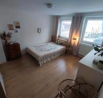 WG Zimmer | 19qm | möbliert| hell | ruhig | auf Zeit | Frauen - Erlangen Bruck