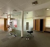 Büro-Gewerbefläche in Lilienthal – Glasbüros, Küche, Parkplätze!