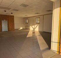Vielseitige 130m² Halle auf LKW-Rampenhöhe – inkl. Büro & Küche - Eschenbach in der Oberpfalz