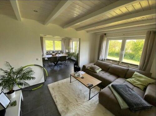 Foto - Haus mit Carport, Garten und drei Garagen