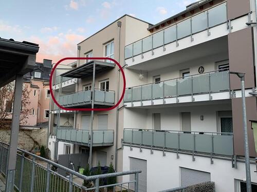 Foto - Exklusives Wohnflair: Modernes 2-Zimmer-Apartment (2. OG, ca. 59 m²) - großer Balkon - EBK - Carport