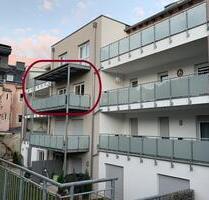 Exklusives Wohnflair: Modernes 2-Zimmer-Apartment (2. OG, ca. 59 m²) - großer Balkon - EBK - Carport - Hof Altstadt