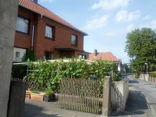 Foto - Freistehendes Haus mit Keller und kl. Garten, 2 Parkplätze 1.550€