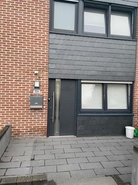 Foto - Modernisiertes Einfamilien-Reihenmittelhaus mit Garten und Garage