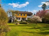 Foto - Großzügiges Einfamilienhaus mit Traumgarten und Kamin