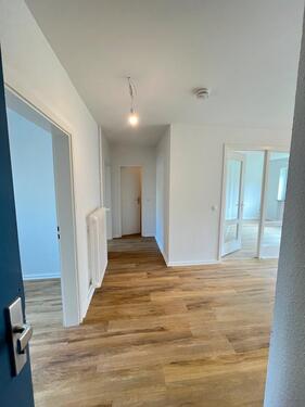 Foto - Neues Bad - Neuer Bodenbelag - Frisch gestrichen - 3-Zimmer-Wohnung frei!